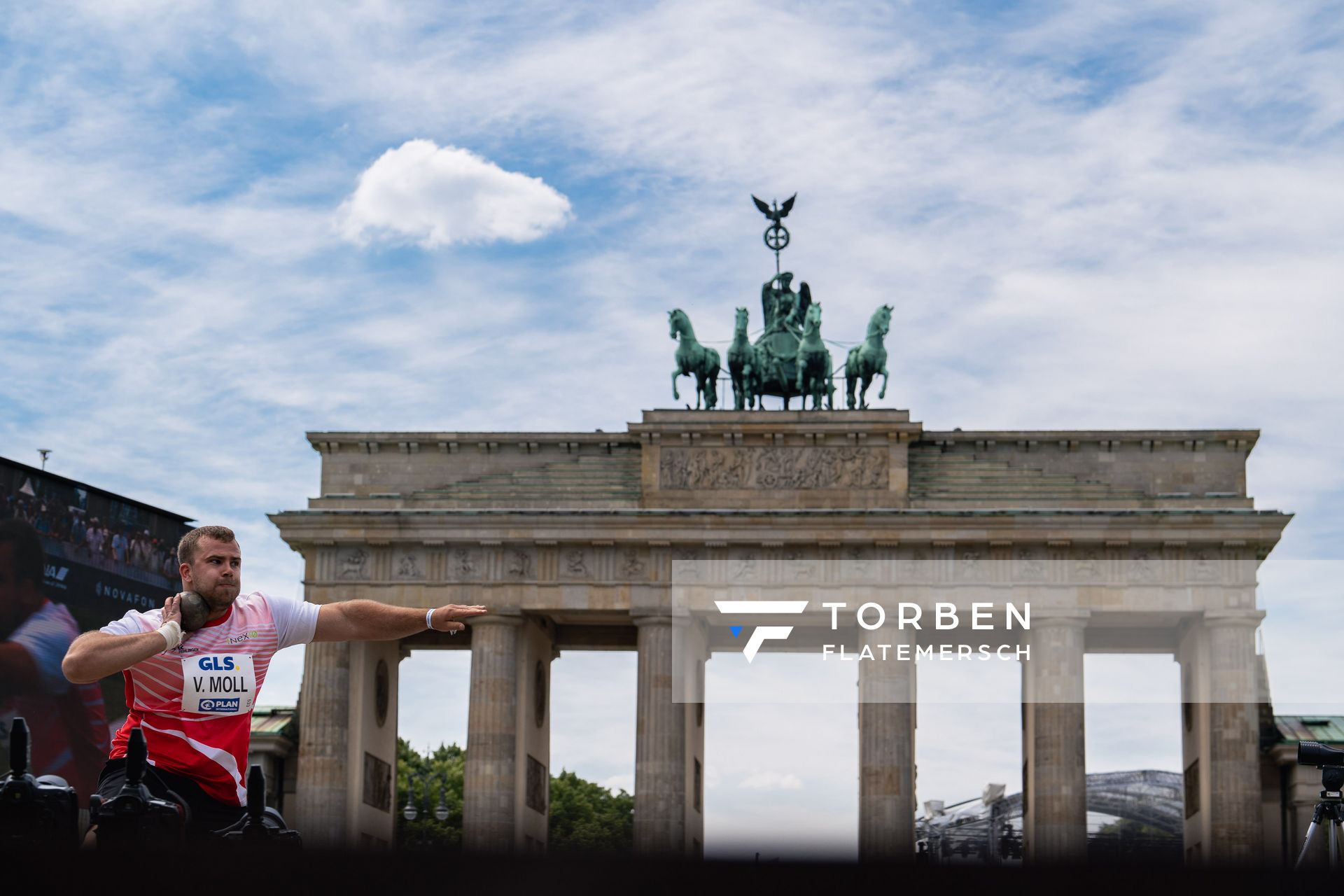 Valentin Moll (LC Rehlingen) beim Kugelstossen waehrend der deutschen Leichtathletik-Meisterschaften auf dem Pariser Platz am 24.06.2022 in Berlin